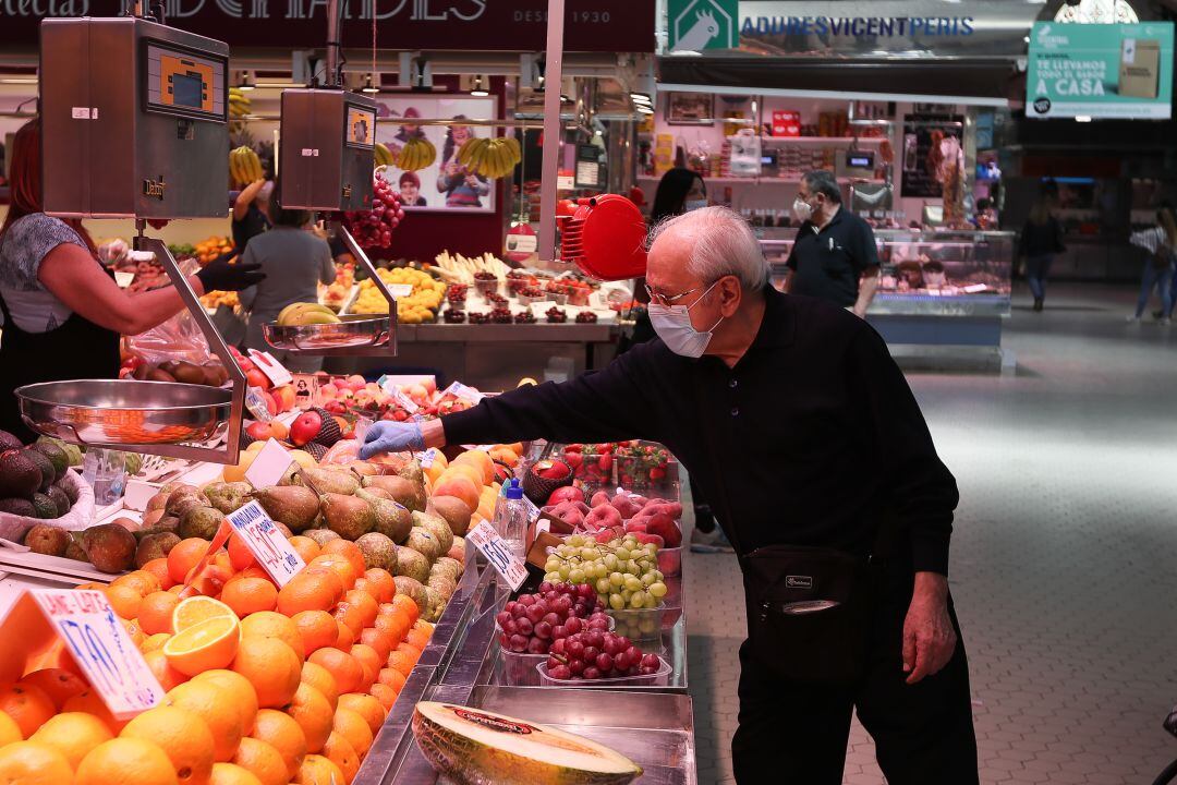 Puesto de fruta en el Mercado Central de València. 