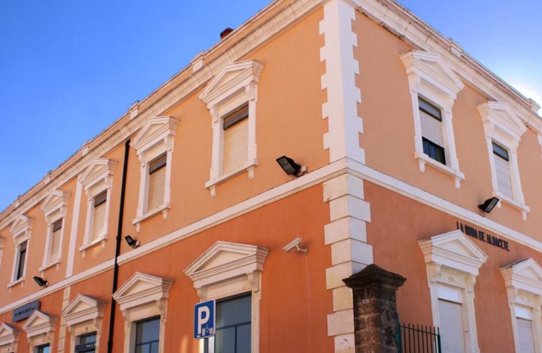 Imagen exterior de la estación de RENFE de La Roda