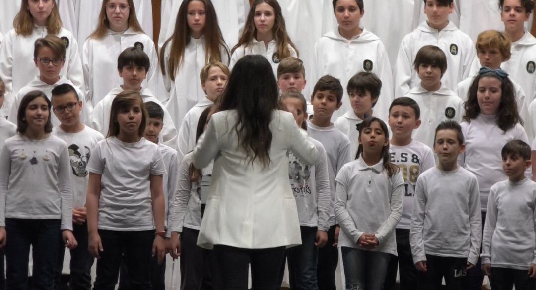 Alumnos de un colegio de Elche en pleno concierto con la Escolanía.