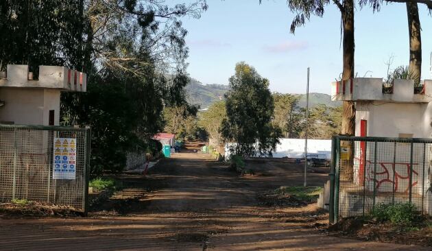 Al cuartel de Las Racíes (La Laguna, Tenerife) se puede acceder por una entrada principal en pleno campo delimitado por el Aeropuerto de Tenerife Norte y la carretera general de La Esperanza