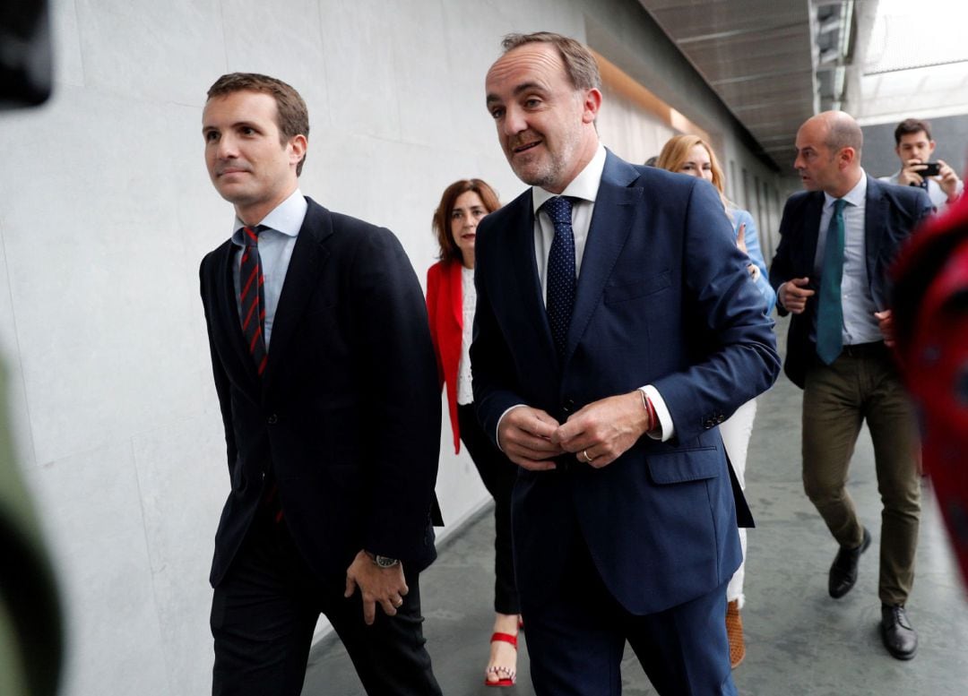 Pablo Casado y Javier Esparza caminan por dependencias del Parlamento de Navarra