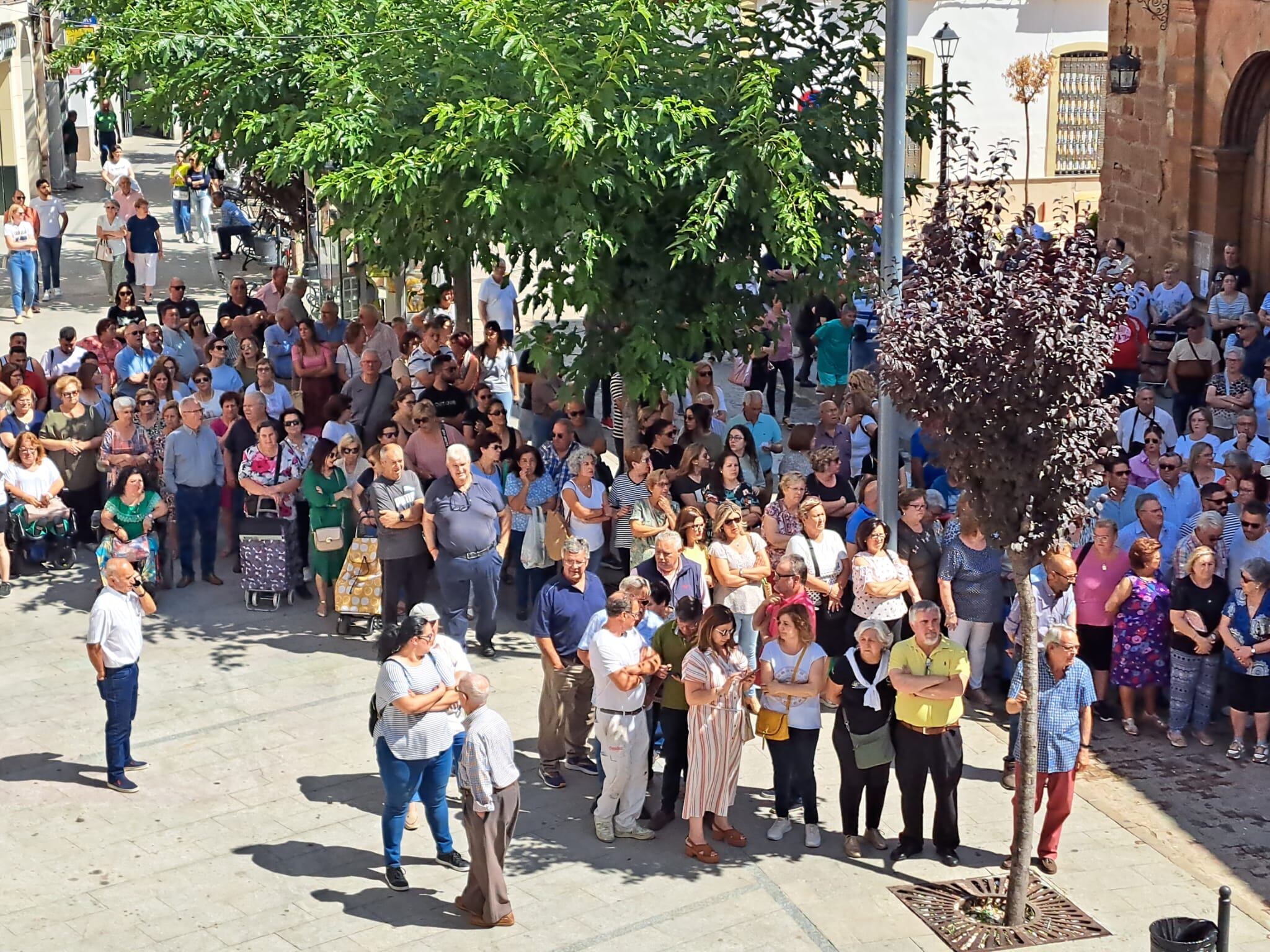 Centenares de vecinos se concentran de forma silenciosa ante el Ayuntamiento de Marmolejo en memoria del policía nacional fallecido en acto de servicio este domingo en Andújar