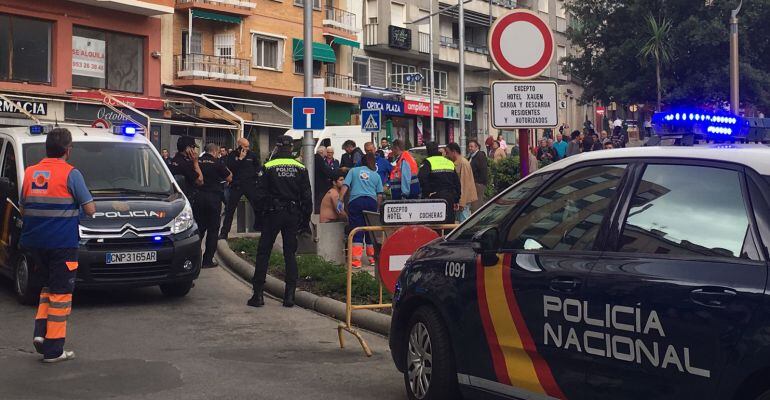 Los servicios médicos atienden al herido en la plaza de la Constitución.