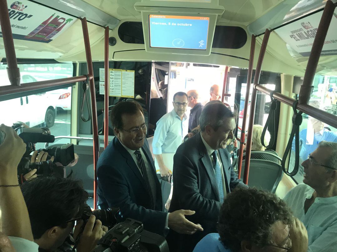 El alcalde, acompañado del delegado de Movilidad, saluda a uno de los vecinos de Pino Montano que ha realizado el recorrido para la prensa