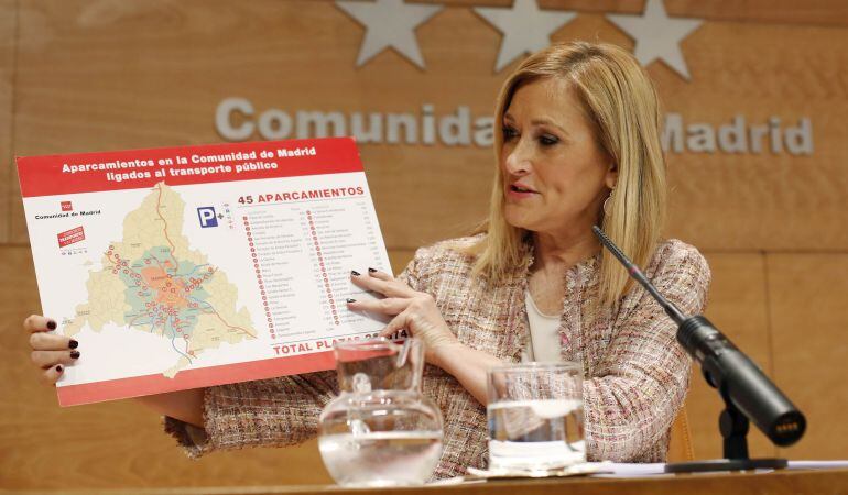 La presidenta regional anima a aparcar el coche en los aparcamientos ligados al transporte público de la región