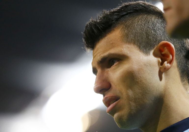 Sergio Agüero se retira lesionado y con lágrimas en los ojos.