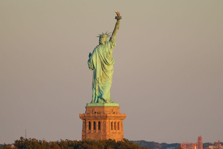 Vista de la Estatua de la Libertad al atardecer el pasado 1 de octubre de 2017 desde el Club de Golf Clubin en la ciudad de Jersey