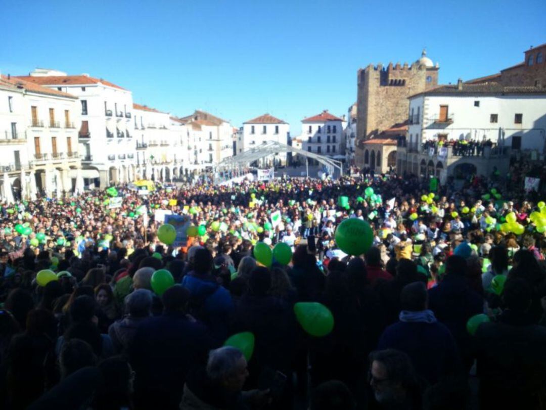 Plaza Mayor de Cáceres durante la concentración contra la mina de litio en el paraje de Valdeflores