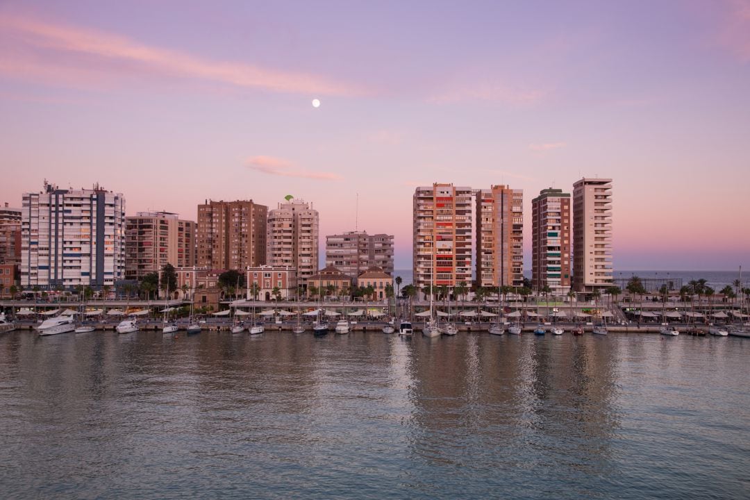 Panorámica del muelle 2 del puerto de la ciudad de Málaga 