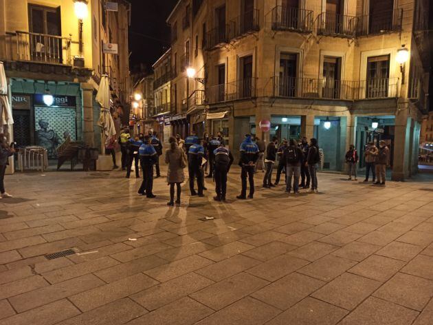 Una docena de personas se concentraron contra la imposición del toque de queda