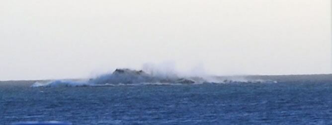 Erupción volcánica con columnas de vapor en la costa de La Restinga