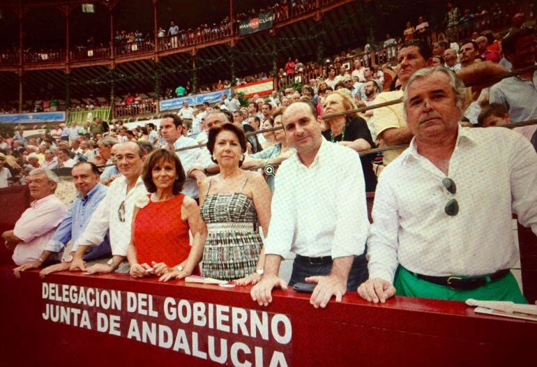 Foto que el Partido Popular ha sacado durante el pleno provincial y en la que se ve a los dirigentes socialistas en la burladero de la Delegación del Gobierno de la Junta de Andalucía