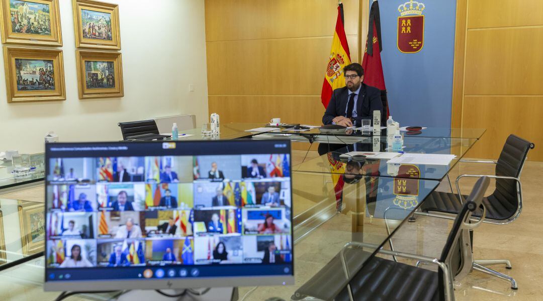 Fernando López Miras durante la última vídeoconferencia mantenida con Pedro Sánchez y el resto de presidentes autonómicos