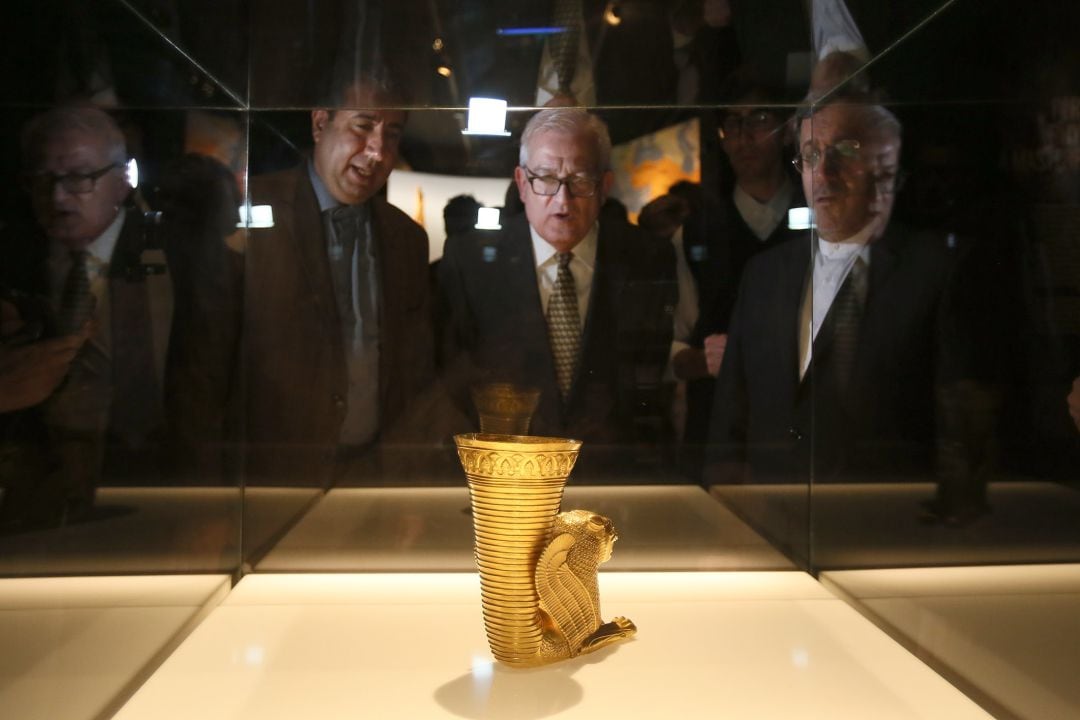 El Ritón de oro, un vaso ceremonial de oro de unos tres kilos, ocupa un lugar destacado dentro de la segunda sala, que recrea el urbanismo de Persépolis.