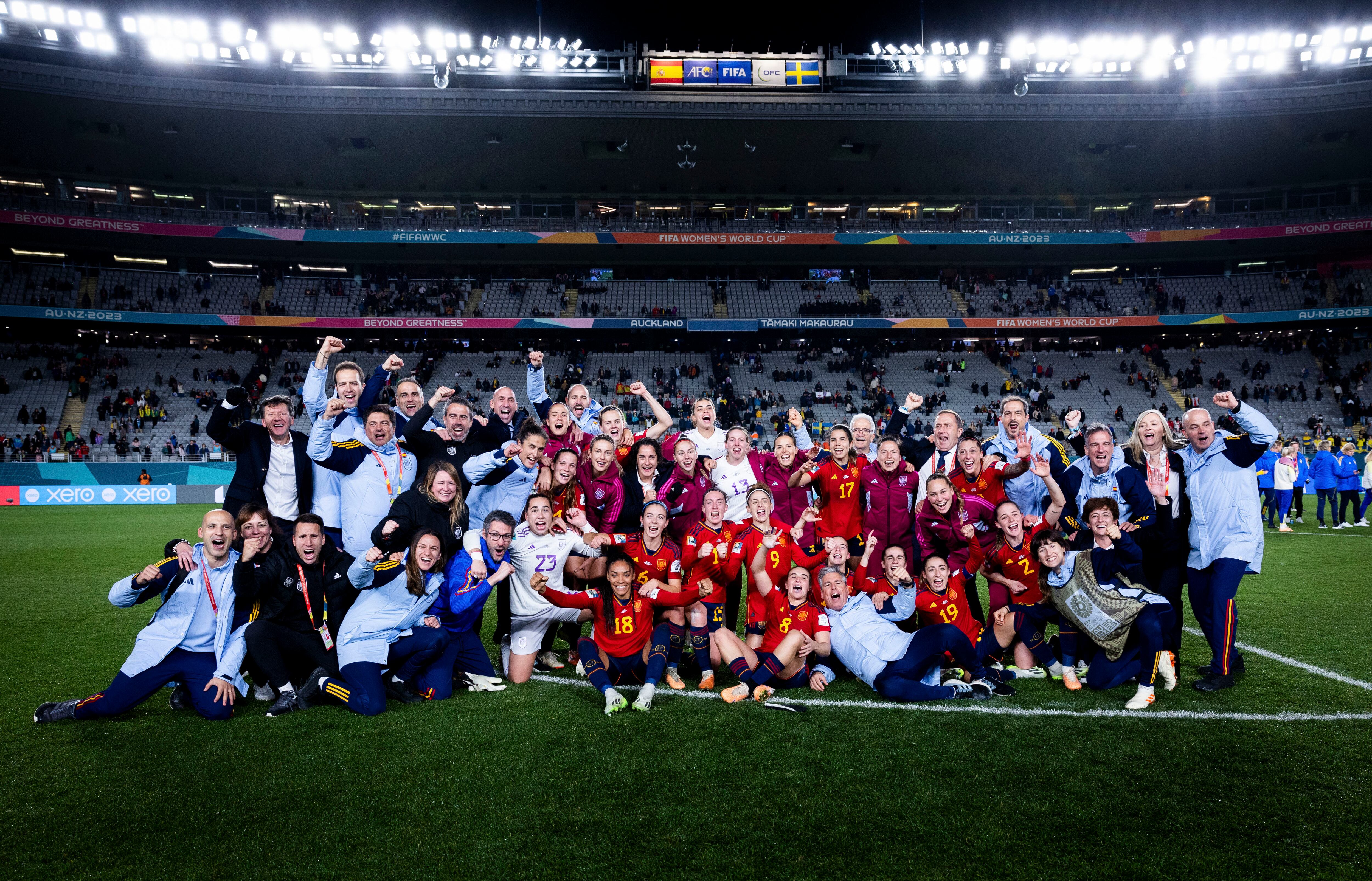 AUCKLAND (NUEVA ZELANDA), 15/08/2023.- La selección española de fútbol femenino celebra tras imponerse a Suecia en la semifinal del Mundial femenino de fútbol este martes en Auckland (Nueva Zelanda). EFE/Pablo García/RFEF SOLO USO EDITORIAL/SOLO DISPONIBLE PARA ILUSTRAR LA NOTICIA QUE ACOMPAÑA (CRÉDITO OBLIGATORIO)
