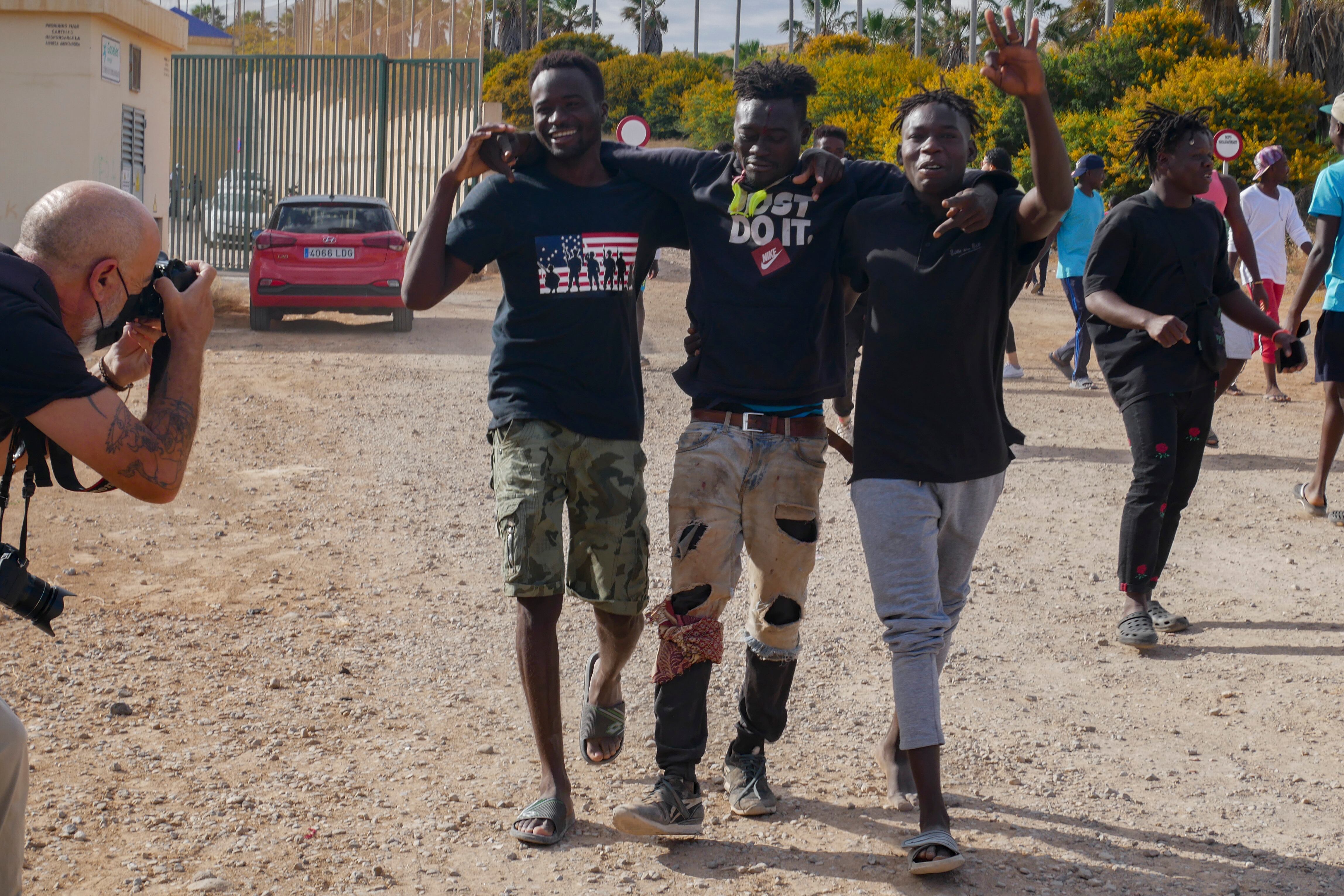 Tres inmigrantes se dirigen al Centro de Estancia Temporal de inmigrantes (CETI) tras entrar en Melilla