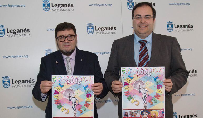 El concejal de Festejos Luis Martín de la Sierra y el alcalde Santiago Llorente durante la presentación