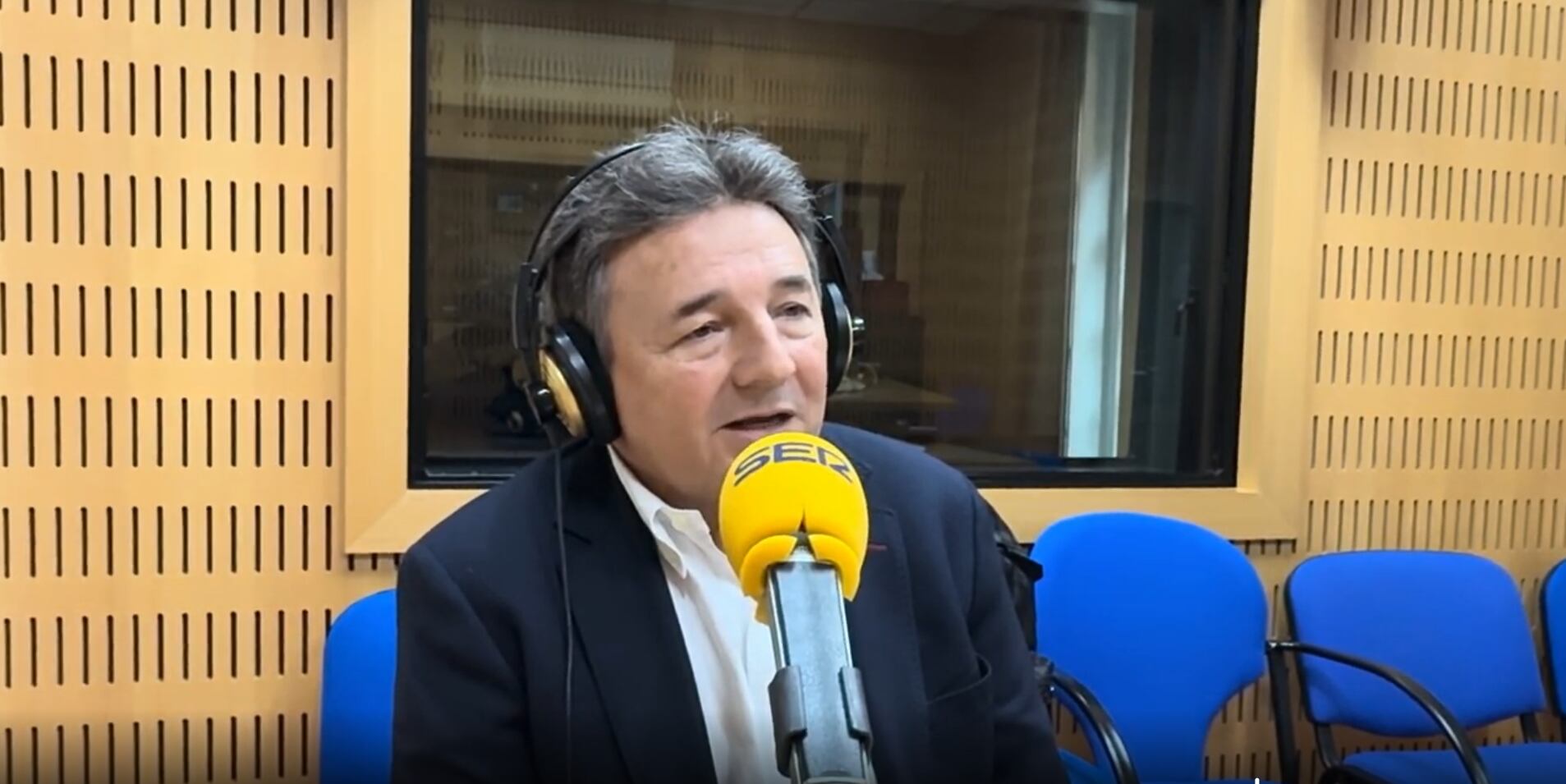 Agustín Ramos, expresidente del Real Murcia, atiende a Radio Murcia.