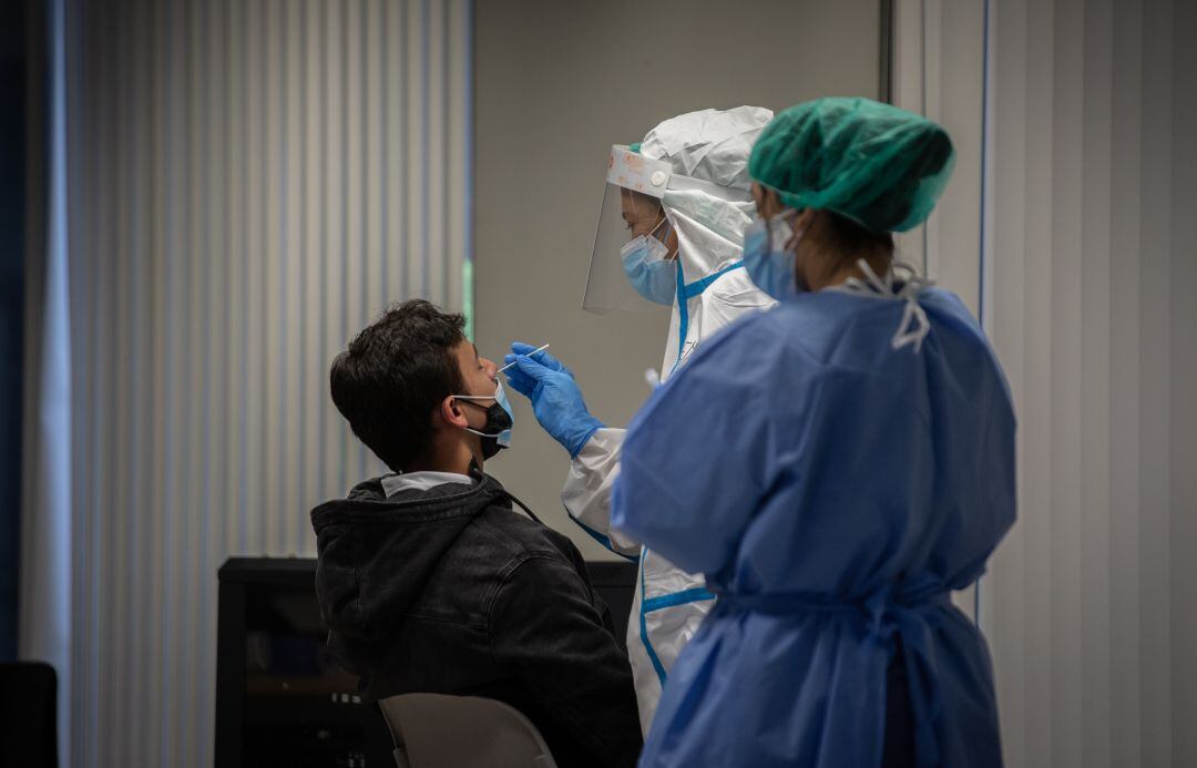 Un hombre se somete a una prueba PCR en Barcelona.