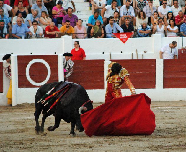 Curro Díaz durante su faena en Linares.