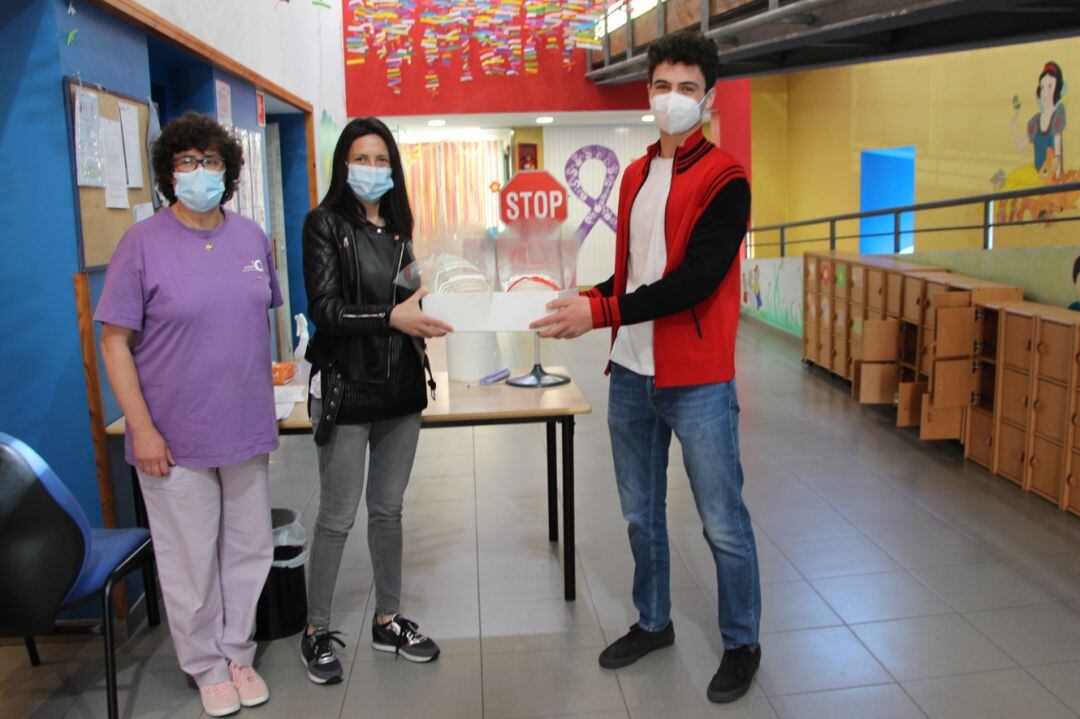 Un moment de la donació de les pantalles facials de la mà de Roger Bartumeu, en presència de la cònsol menor d'Ordino, Eva Choy.