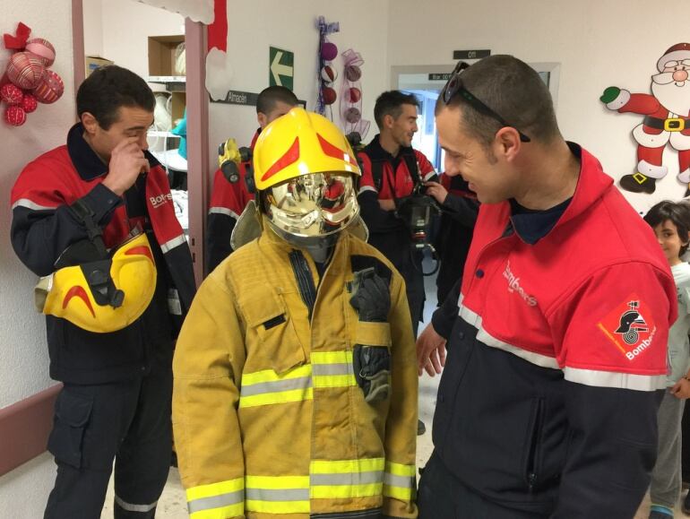 Bomberos de Elda y Petrer durante su visita al Hospital de Elda