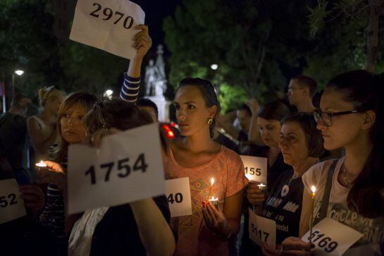 Ciudadanos portan velas y carteles con los números de las víctimas de la matanza de Srebrenica.