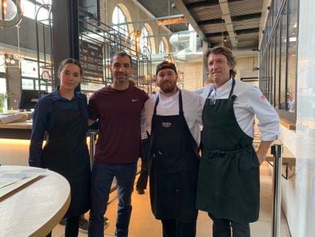 Alumnos de la Escuela junto al chef Julio Fernández y Paco Ibarra, Jefe de Cocina