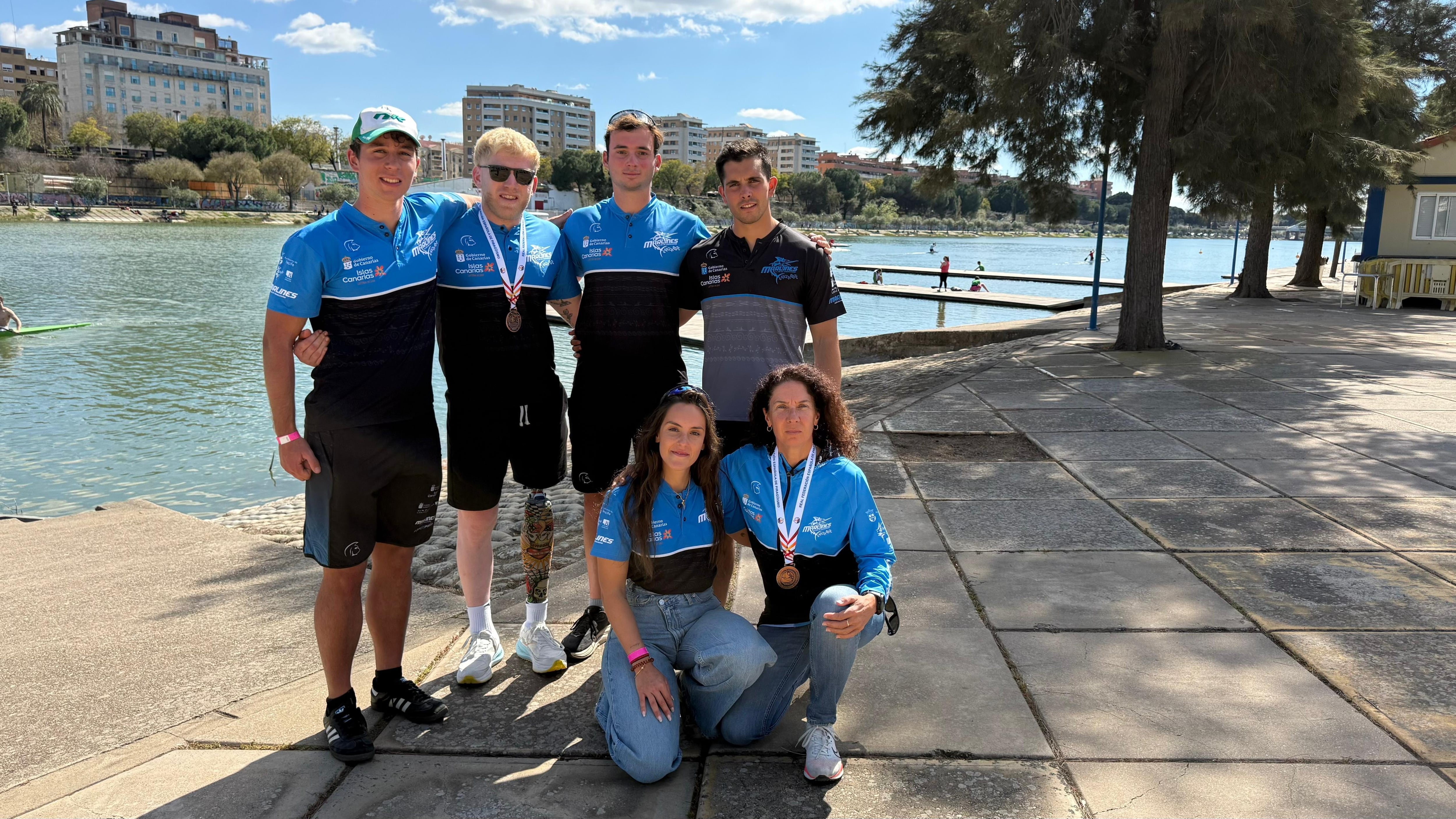 Axel Celmanti con el resto de palistas de Los Marlines de Lanzarote.