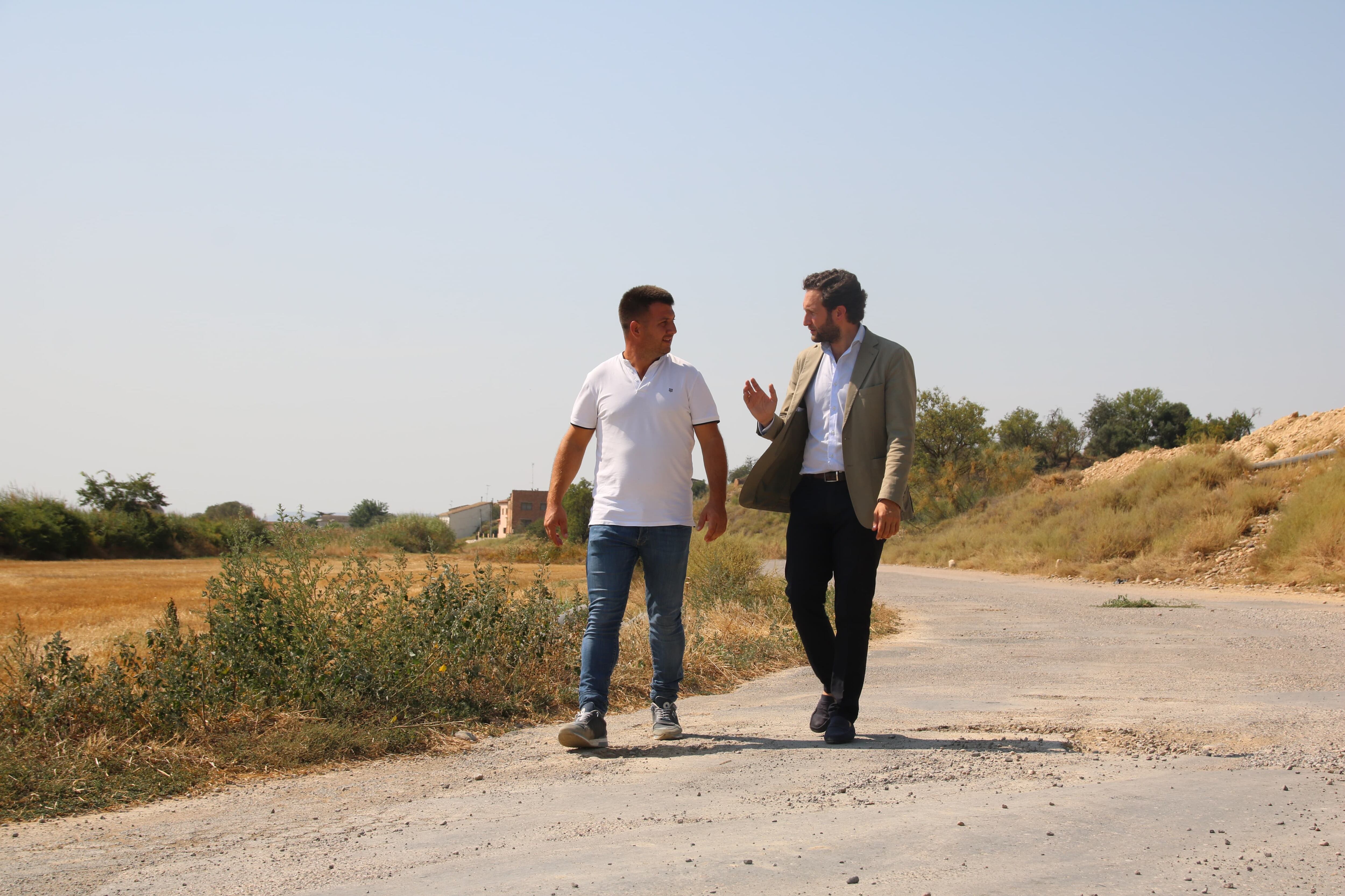 Marcos Castellón e Isaac Claver en el paso alternativo para desviar el tráfico pesado durante las obras de la travesía. Foto: DPH