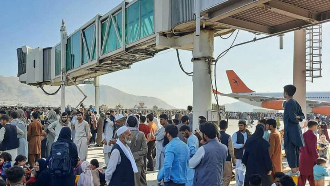 Miles de afganos en el aeropuerto para salir del país