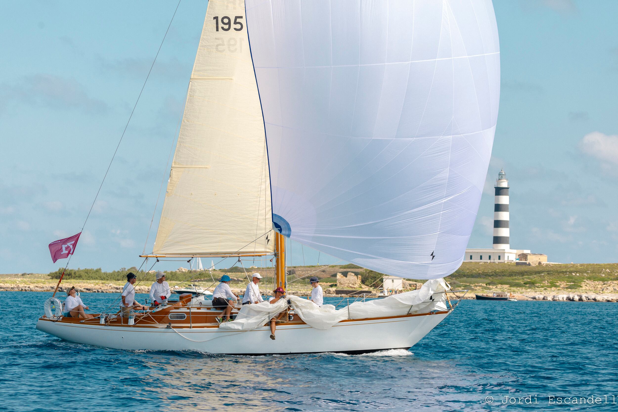 Els vaixells ja naveguen per aigües de Maó.