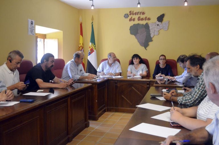  Un momento de la reunión en Hoyos con la asistencia de técnicos de la Mancomunidad de la Sierra de Gata y alcaldes de los municipios afectados.