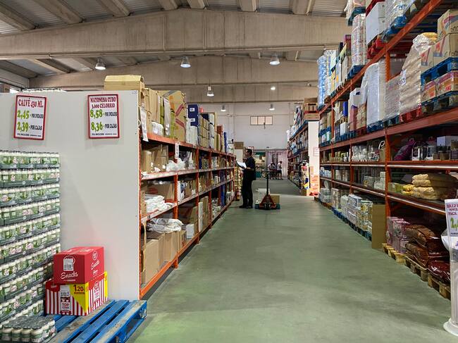 Uno de los largos pasillos del almacén mayorista