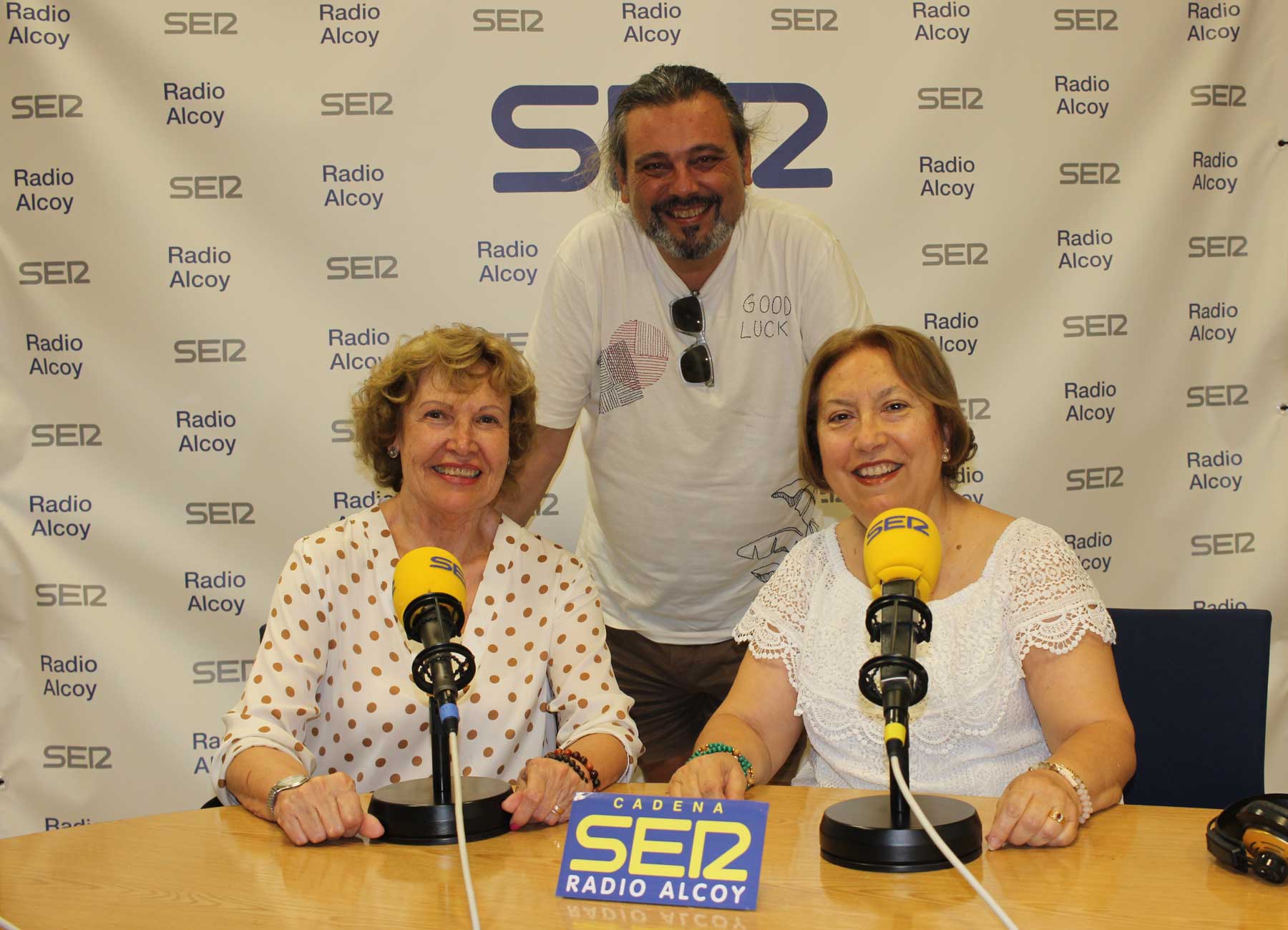 Juana Plaza, Joel García i María Carmen Jordá, en l'estudi central de Radio Alcoy