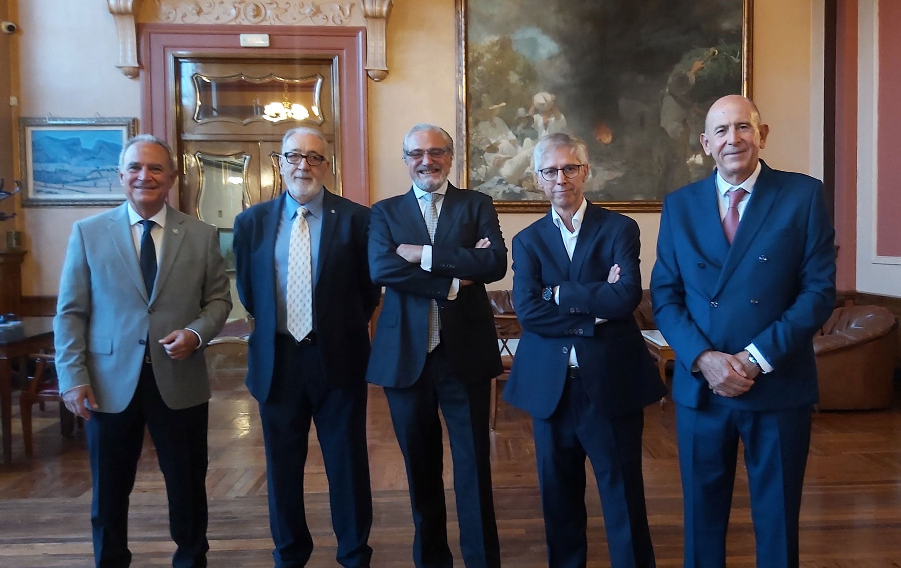 Indalecio Carbonell, Jeremías Gisbert, Javier Llopis, Luis Peidro y Rafael Valls, en el Salón Largo del Círculo, ante el cuadro &#039;La Calera&#039; de Fernando Cabrera, antes de iniciarse la conferencia