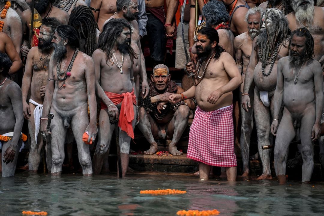 Un grupo de Naga Sadhus (monjes hindús) toman un baño sagrado en el río Ganges el día de Shahi Snan durante el festival Kumbh Mela, en Haridwar (India) este lunes.