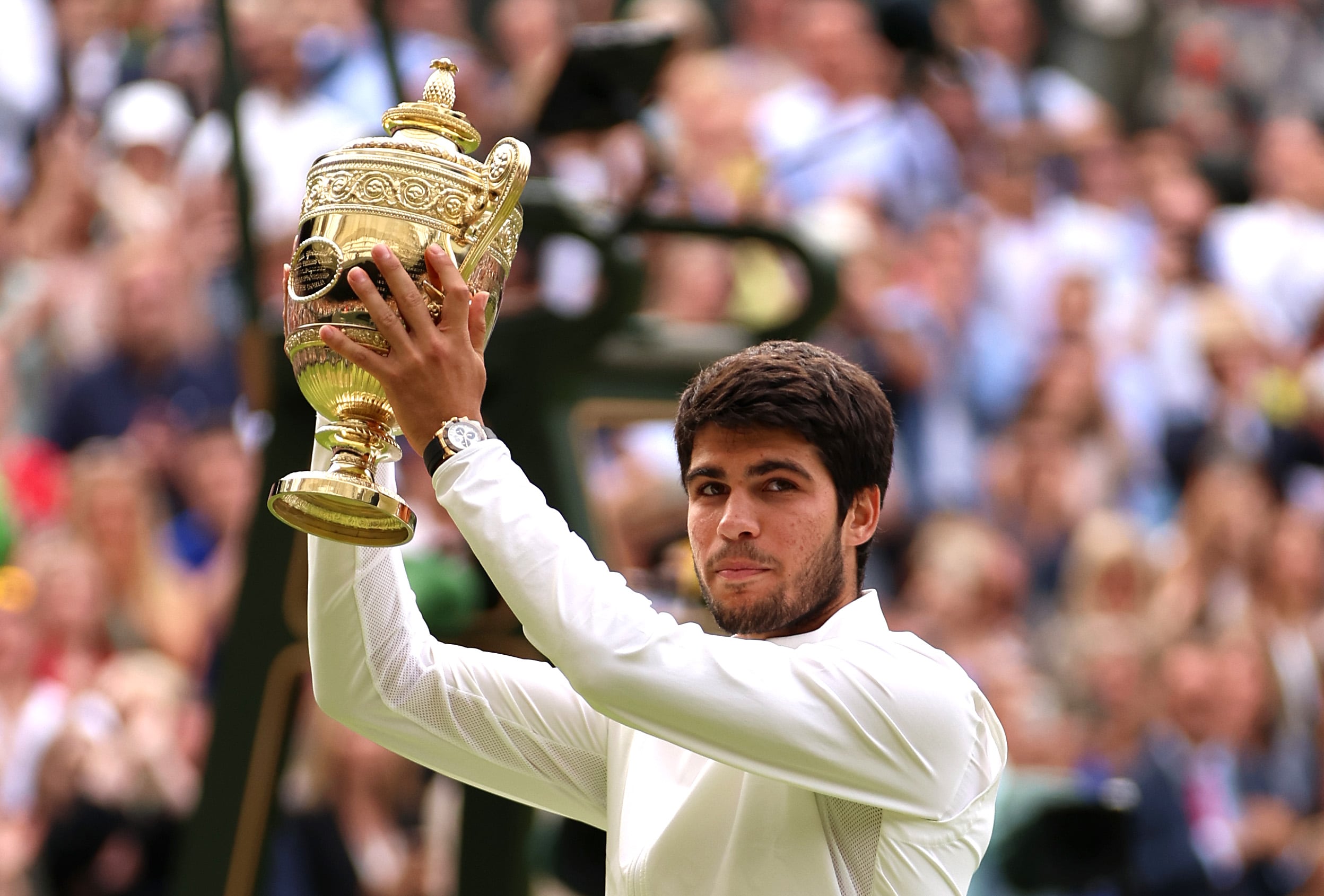 Alcaraz levanta el trofeo de Wimbledon tras ganar la final ante Djokovic. (Photo by Clive Brunskill/Getty Images)