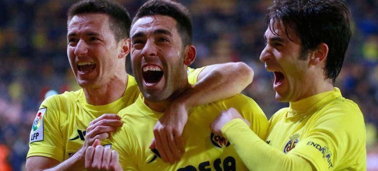 Villarreal's midfielder Bruno Soriano (C) celebrates his goal  during the Spanish Copa del Rey (King's Cup) quarter final first-leg football match Villarreal CF vs Getafe CF at El Madrigal stadium in Villareal on January 21, 2015