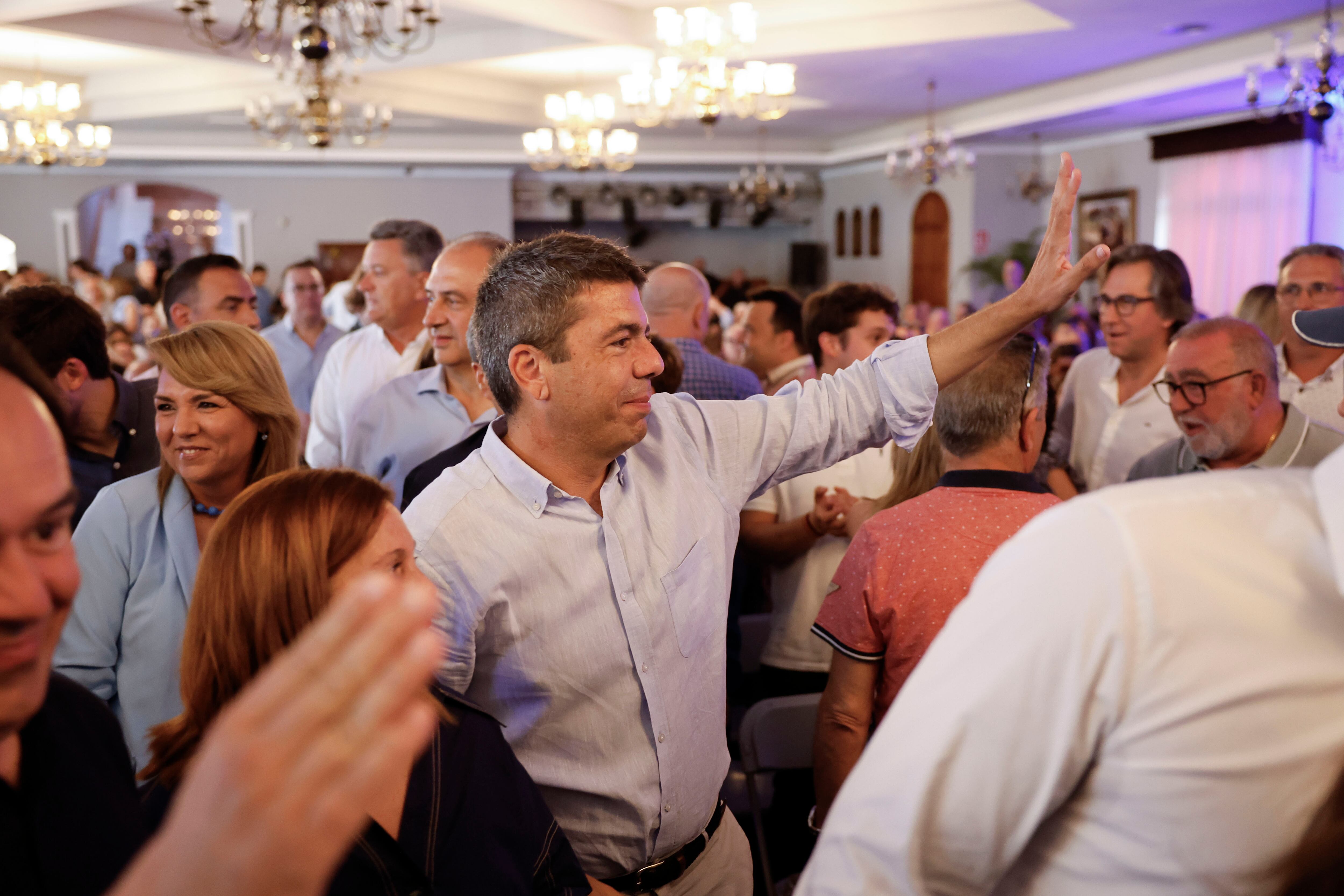 El presidente de la Generalitat valenciana y presidente del PPCV, Carlos Mazón, saluda a su llegada a la reunión del Comité Ejecutivo y de la junta directiva provincial del PP en Náquera (Valencia) este sábado.