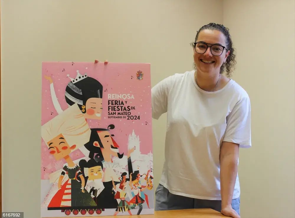 La concejala de Festejos de Reinosa, Celia Gómez, con el cartel ganador de las fiestas de San Mateo (Foto: EP)