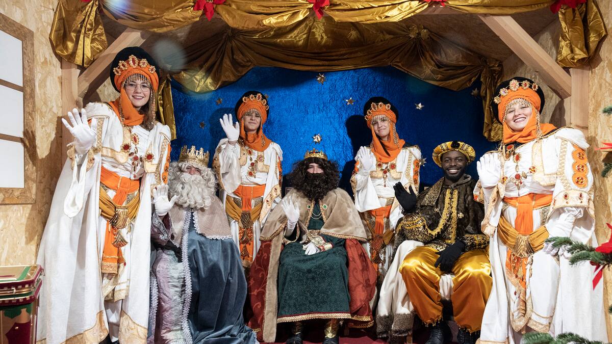 Los pajes de los Reyes Magos comienzan la recogida de cartas casa por casa en Azuqueca de Henares (Guadalajara)