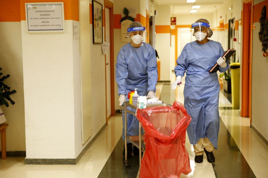 Dos sanitarias de preparando la vacunación de la covid-19.