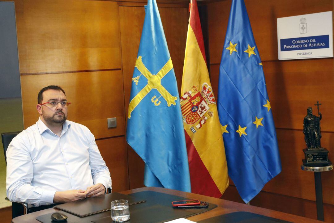 El presidente del Principado, Adrián Barbón, durante la reunión del Consejo de Gobierno extraordinario.