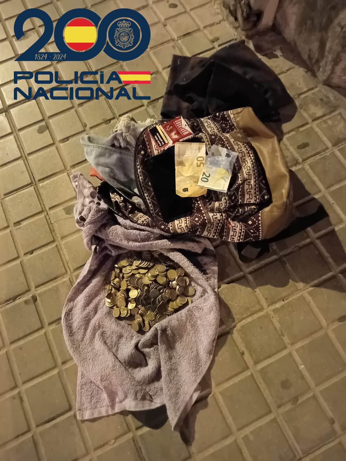 Entre sus pertenencias se localizó también un teléfono móvil que el detenido había sustraído la misma noche en el interior de un pub del interior de un bolso