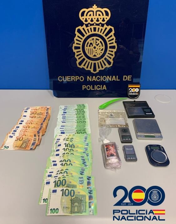 Los agentes han incautado más de 100 gramos de hachís, unos 10 gramos de cocaína, 7.000 euros en efectivo y útiles para el pesaje de las sustancias