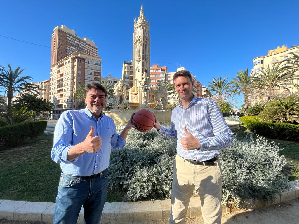 Luis Barcala y Toni Gallego en la plaza de los Luceros de Alicante