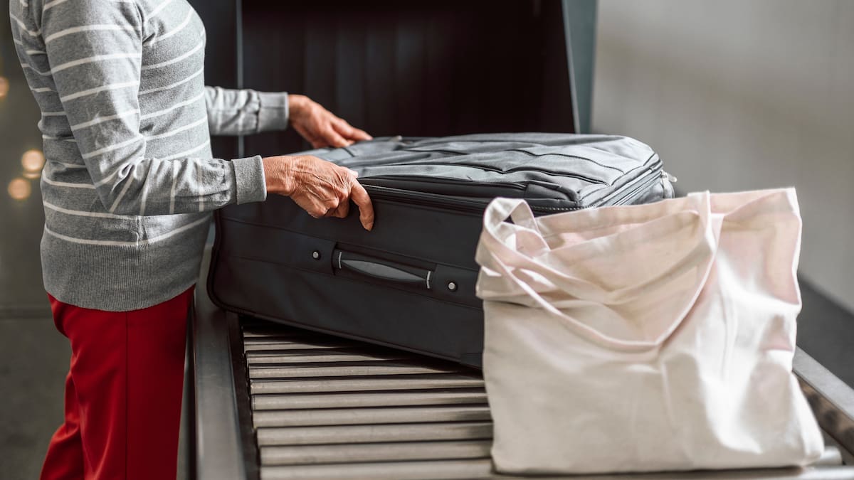 Iberia empieza a cobrar un cargo extra por las maletas blandas: a qué equipaje afecta y cuáles son los costes