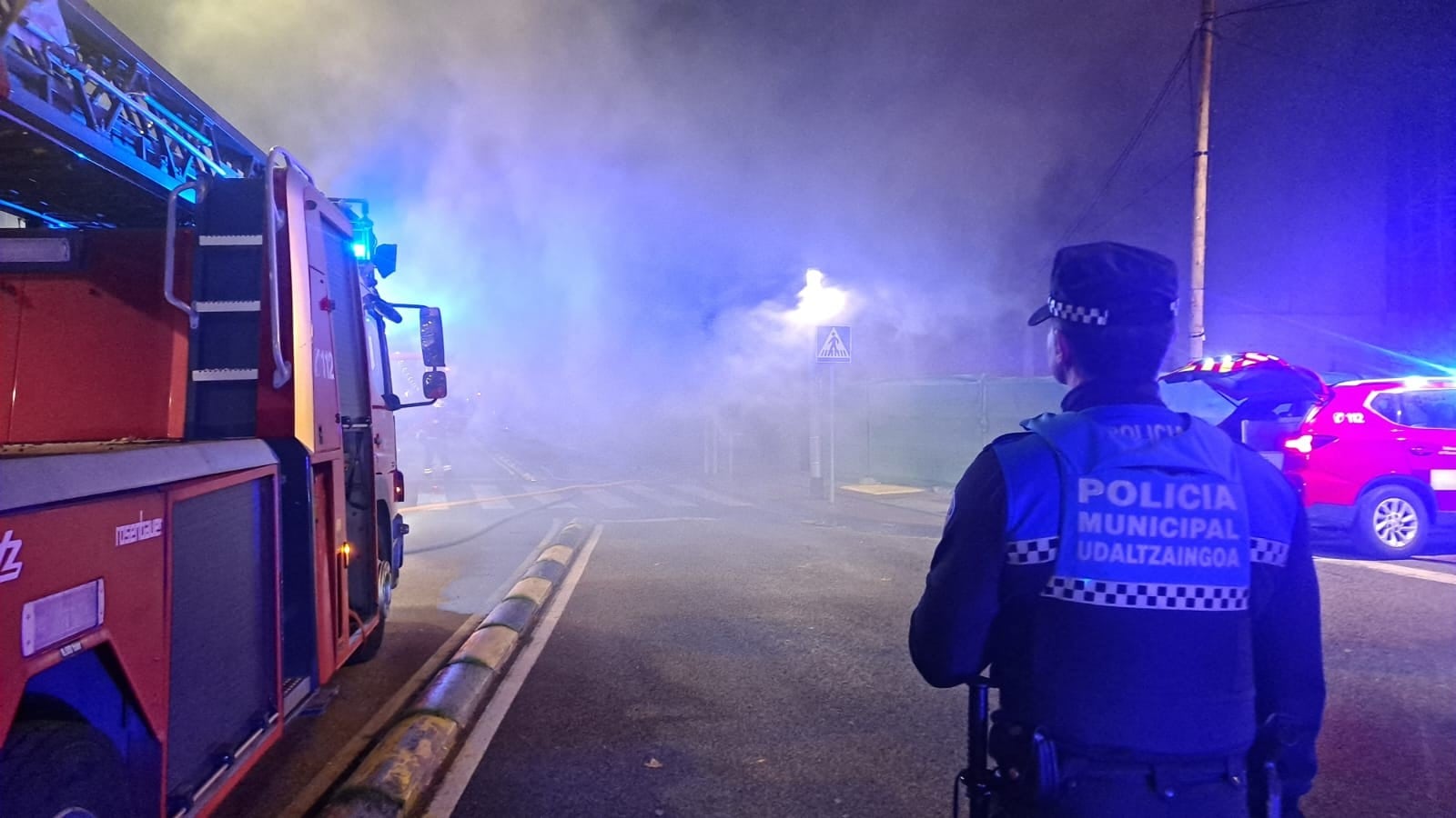 Autoridades en la calle Marcelo Celayeta de la Rochapea intervienen en el incendio. Policía Municipal de Pamplona