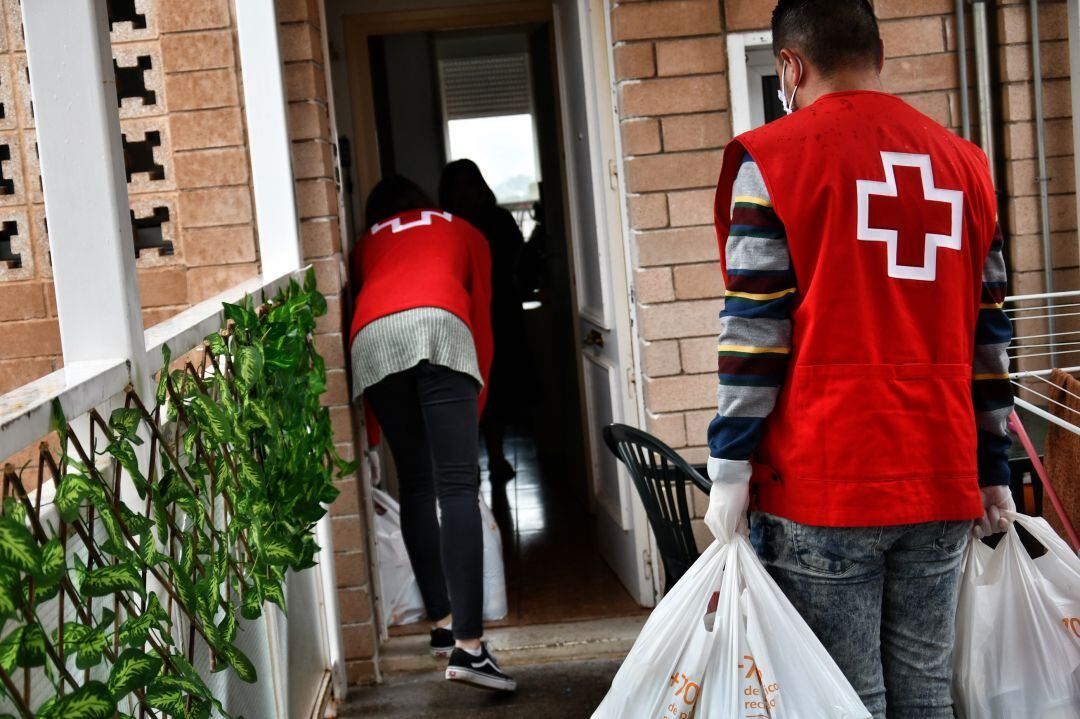 Voluntarios entregan compra a domicilio a personas mayores